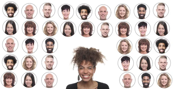 Mujer Afroamericana Sonriente Sobre Fondo Iconos Con Caras Personas — Foto de Stock