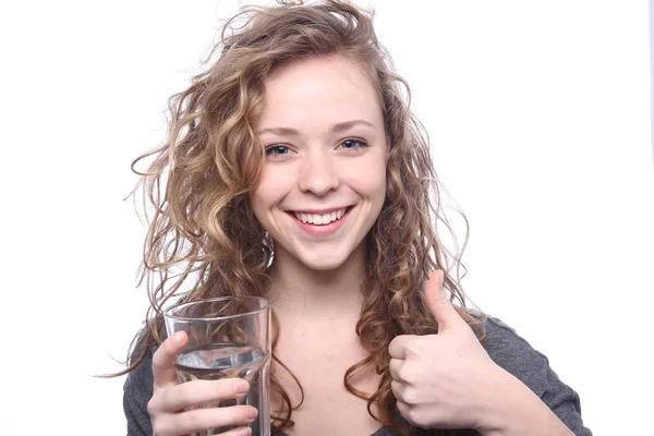 Menina Caucasiana Bonita Está Bebendo Uma Água — Fotografia de Stock