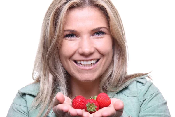 Hermosa Chica Caucásica Comiendo Fresas — Foto de Stock