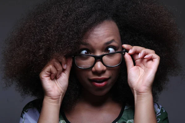 Hermosa Mujer Afroamericana Está Posando — Foto de Stock