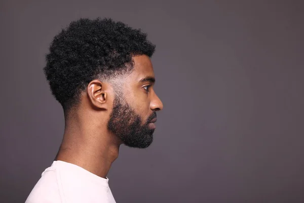 siyah adam Studio poz