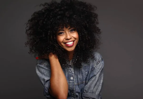 Bella Donna Afro Americana Sta Sorridendo — Foto Stock