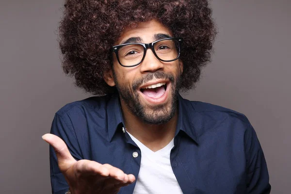 Glücklicher Schwarzer Mann Brille Posiert — Stockfoto