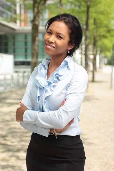 Schöne Afroamerikanische Frau Lächelt Draußen — Stockfoto