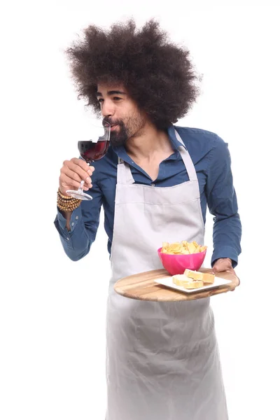 Homem Negro Feliz Segurando Placa Madeira Com Vinho Queijo Fundo — Fotografia de Stock