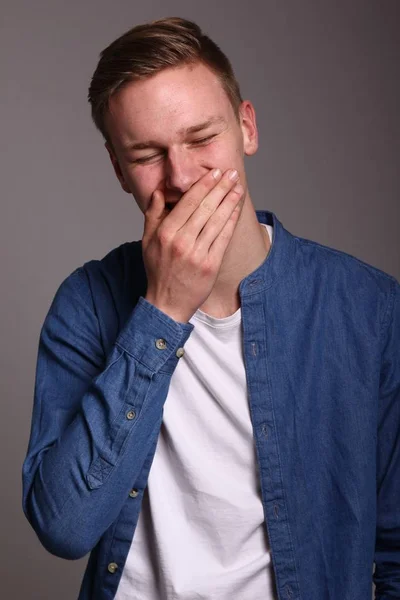 Caucásico Joven Hombre Está Sonriendo — Foto de Stock