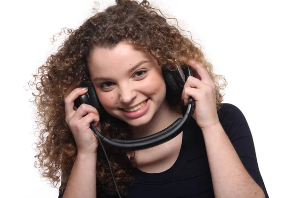 Menina Branca Está Ouvindo Música Fones Ouvido — Fotografia de Stock