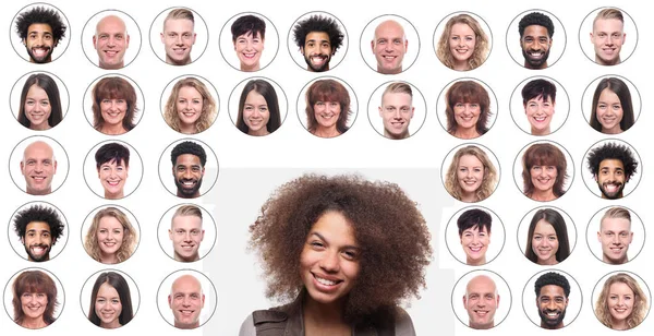 Mujer Afroamericana Sonriente Sobre Fondo Iconos Con Caras Personas — Foto de Stock