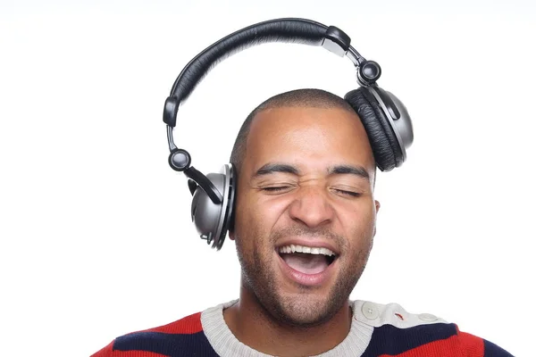 Μαύρος Άντρας Ακούει Μουσική Στα Ακουστικά — Φωτογραφία Αρχείου