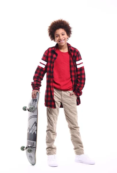 带滑板的黑人小男孩 — 图库照片
