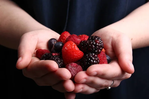 Différentes Baies Sucrées Dans Les Mains — Photo