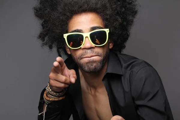 Curly Homem Negro Posando Óculos — Fotografia de Stock