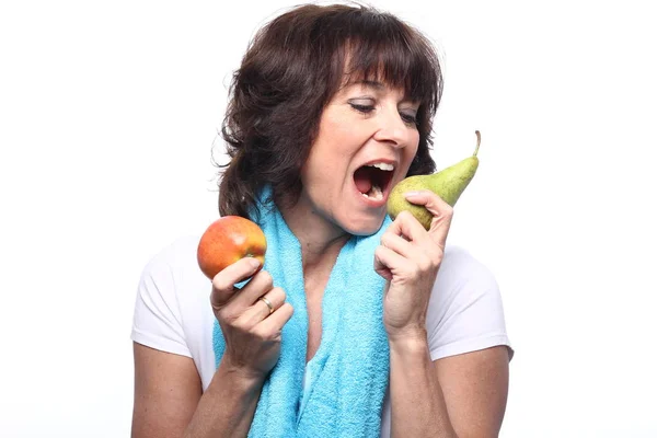 Mujer Adulta Con Toalla Sosteniendo Comiendo Frutas Sobre Fondo Blanco — Foto de Stock