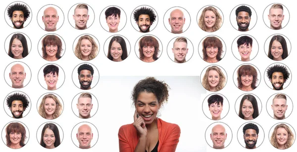 Lächelnde Afroamerikanerin Auf Dem Hintergrund Von Ikonen Mit Menschengesichtern — Stockfoto