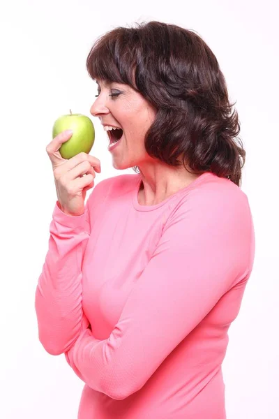 Mujer Adulta Comiendo Una Manzana — Foto de Stock