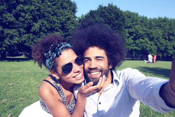 Hermosa Pareja Amorosa Feliz Aire Libre Parque — Foto de Stock