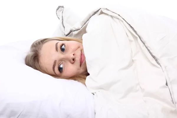 Menina Bonita Está Deitada Cama Sorrindo — Fotografia de Stock