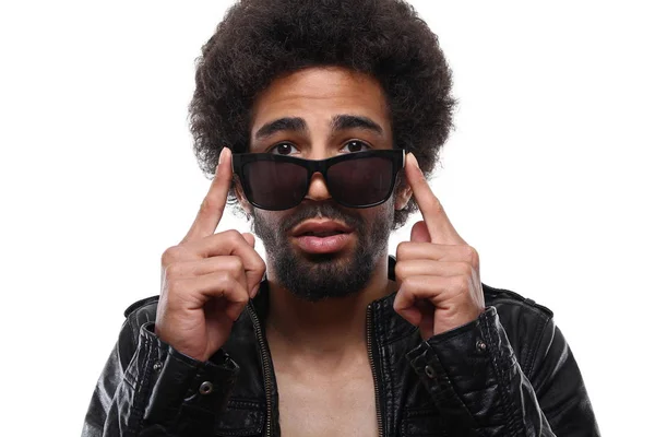 Surpreendido Homem Negro Óculos Posando — Fotografia de Stock