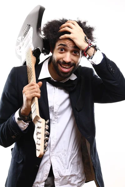 Homem Negro Surpreso Segurando Uma Guitarra — Fotografia de Stock