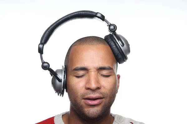 Noir Homme Écoutant Musique Dans Les Écouteurs — Photo