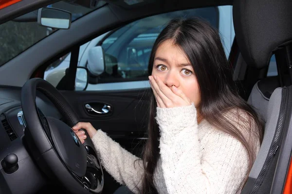 Zaskoczony Asian Dziewczyna Siedzi Samochodzie — Zdjęcie stockowe