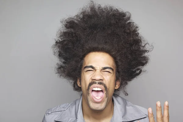 Gritando Preto Homem Com Grande Cabelo — Fotografia de Stock