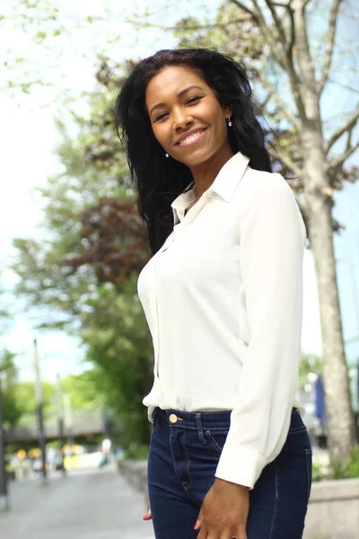 Hermosa Mujer Afroamericana Sonríe Aire Libre —  Fotos de Stock