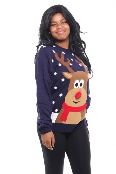 Schöne Afroamerikanische Frau Trägt Weihnachtskleidung — Stockfoto