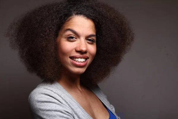 Rizado Hermosa Mujer Negra Posando Sobre Fondo Oscuro — Foto de Stock