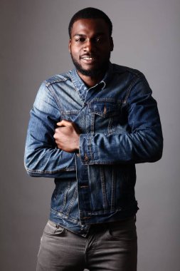 Siyah adam poz gülümseyen