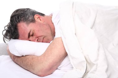 Yatakta uyuyan yaşlı beyaz adam