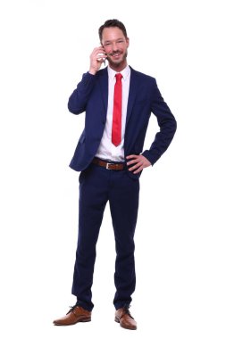 Beyaz adam cep telefonu konuşuyor