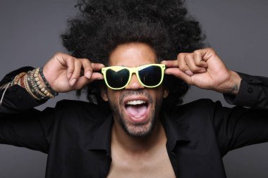 Poz gözlük siyah adam çığlık
