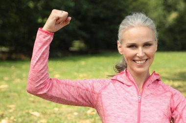 Sarışın kadın parkta egzersiz yaparak