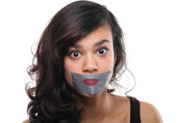 Onun ağzına viski ile güzel bir Afro-Amerikan kadın