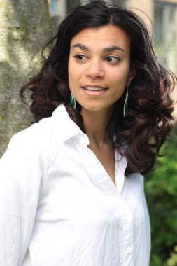 Açık havada gülümseyen güzel Afro-Amerikan kadın