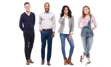 Çok ırklı insanlar kümesi beyaz arka plan üzerinde poz