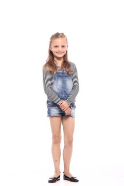 Güzel küçük kız gülümsüyor