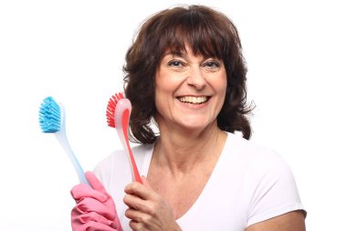 Temizleyici temizlik için fırçalar tutan kadın