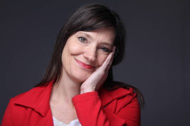 Eski beyaz kadın gülümsüyor