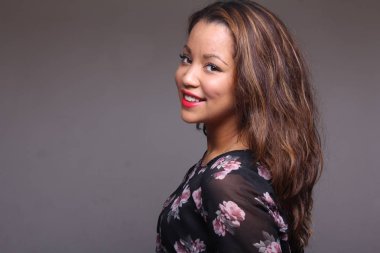 Güzel beyaz kız gülümsüyor