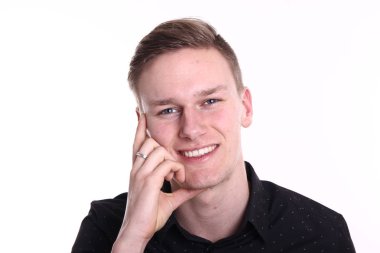 Beyaz genç adam gülümsüyor