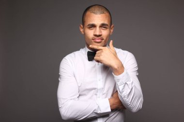 Siyah adam hakkında bir şey düşünüyor