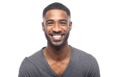 Siyah adam poz gülümseyen