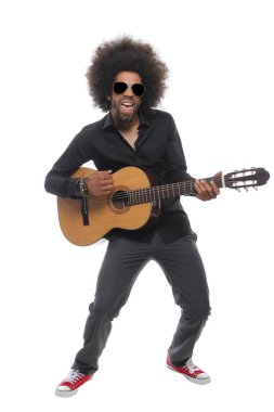 Siyah adam akustik gitar çalmaya