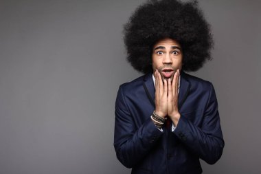 Sürpriz siyah işadamı poz