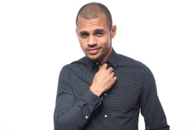 siyah adam Studio poz