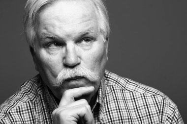 Yaşlı beyaz adam beyaz ve siyah arka plan üzerinde düşünme 