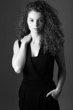 Siyah ve beyaz sesi güzel beyaz kadın