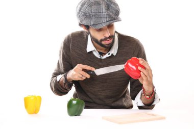 Siyah adam bir biber kesme